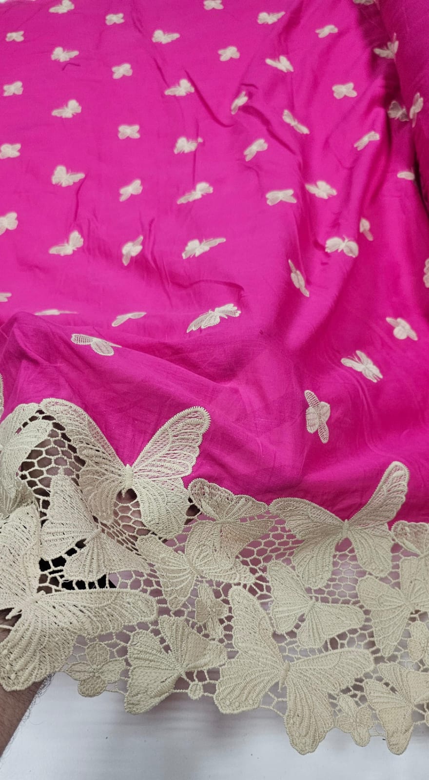 Cambraia Bordada Fundo Pink com Barrado em Guipir de Borboletas Kaki  