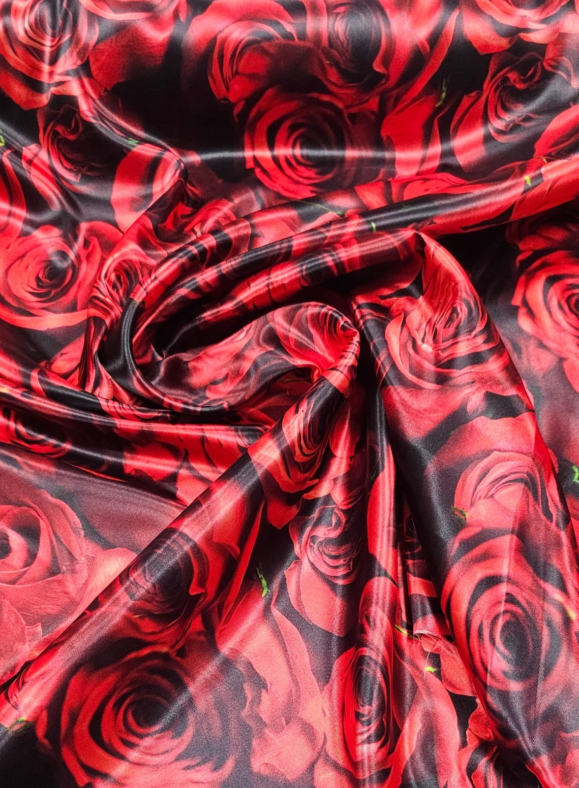 Cetim Estampado Digital Fundo Preto Rosas Vermelhas