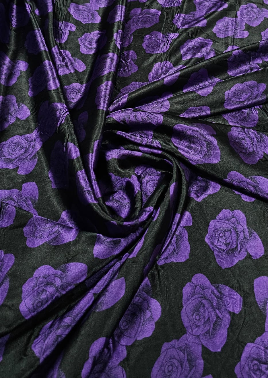 Cetim Estampado Fundo Preto Rosas Roxas