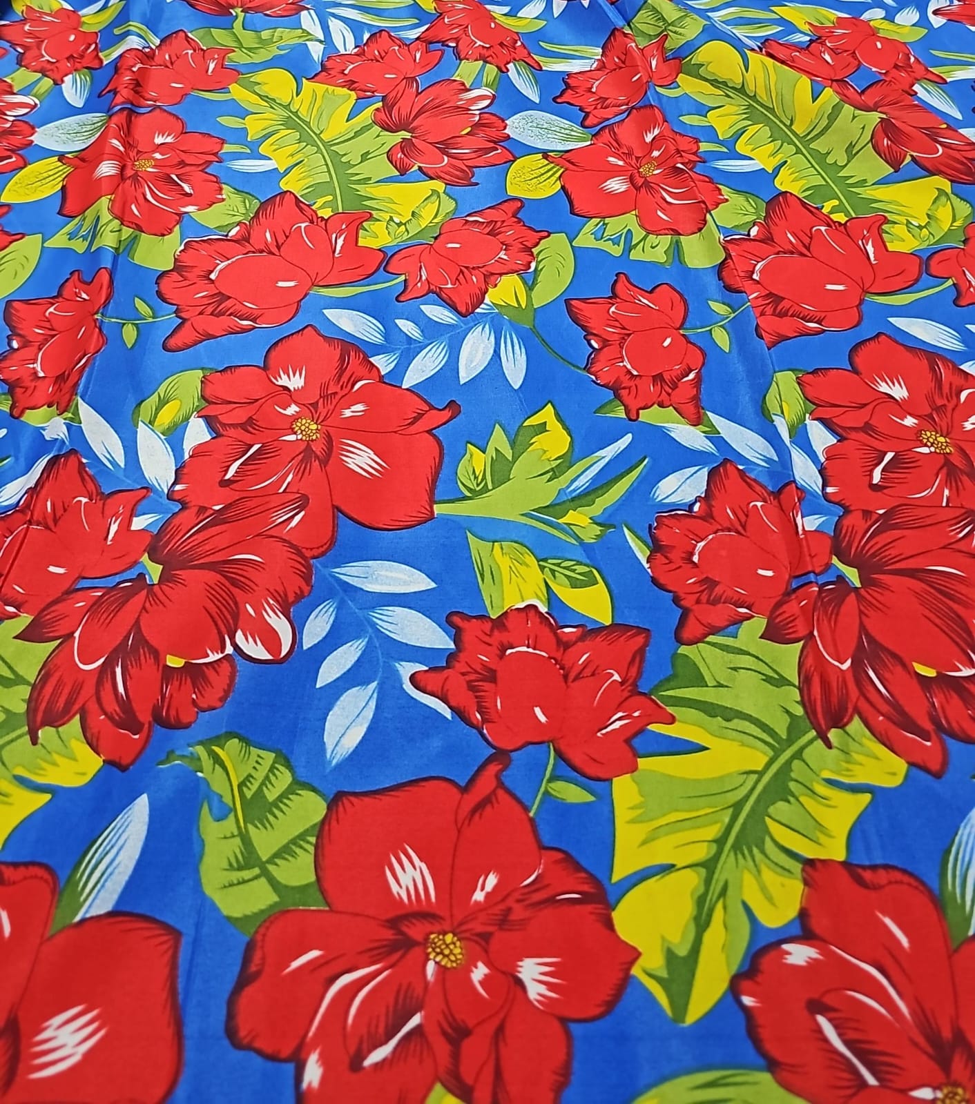 Chitão Estampado Fundo Azul com Flores Vermelhas