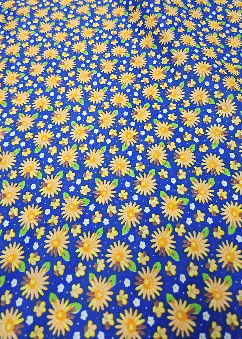 Chitão Estampado Fundo Azul com Mini Margaridas Salmão