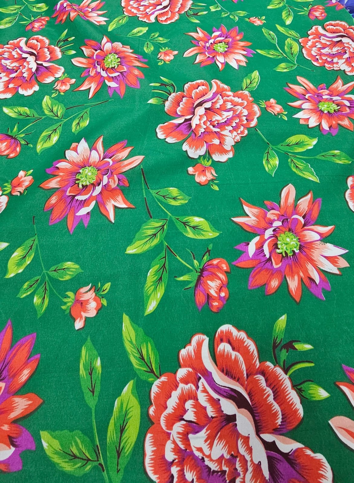 Chitão Estampado Fundo Verde Flores Vermelhas 02