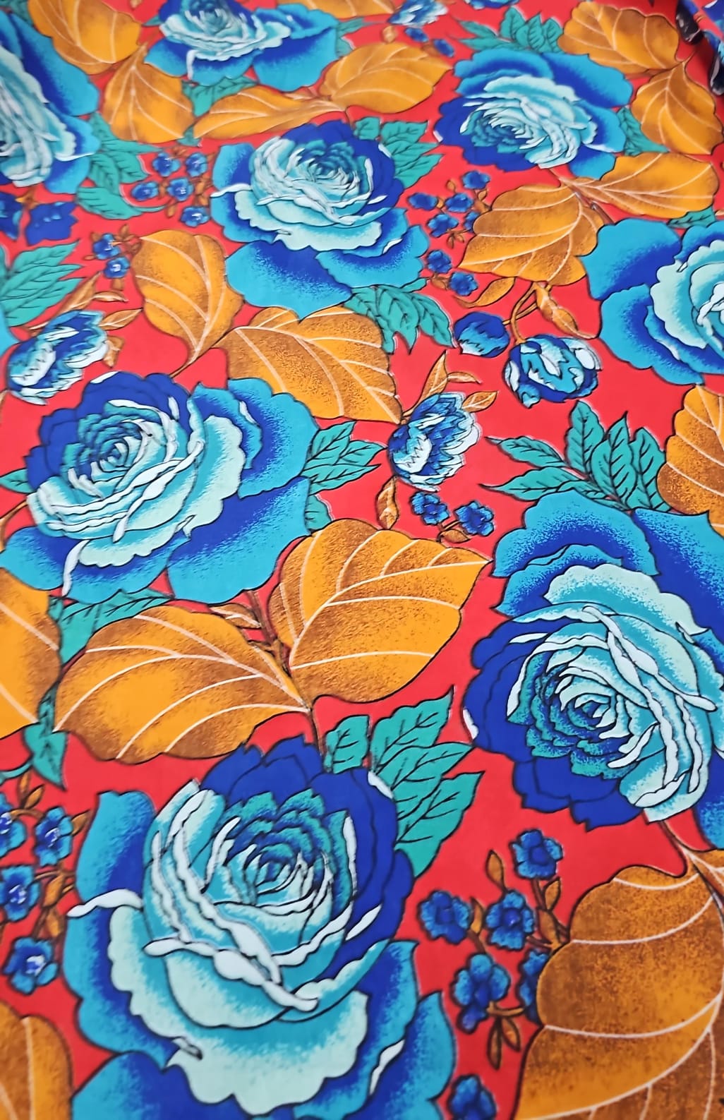 Chitão Estampado Fundo Vermelho com Flores Azul e Laranja