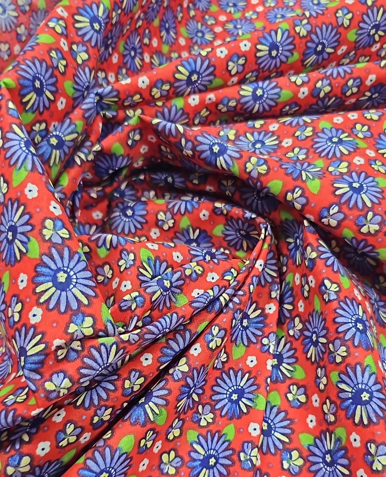 Chitão Estampado Fundo Vermelho Mini Margaridas Azul