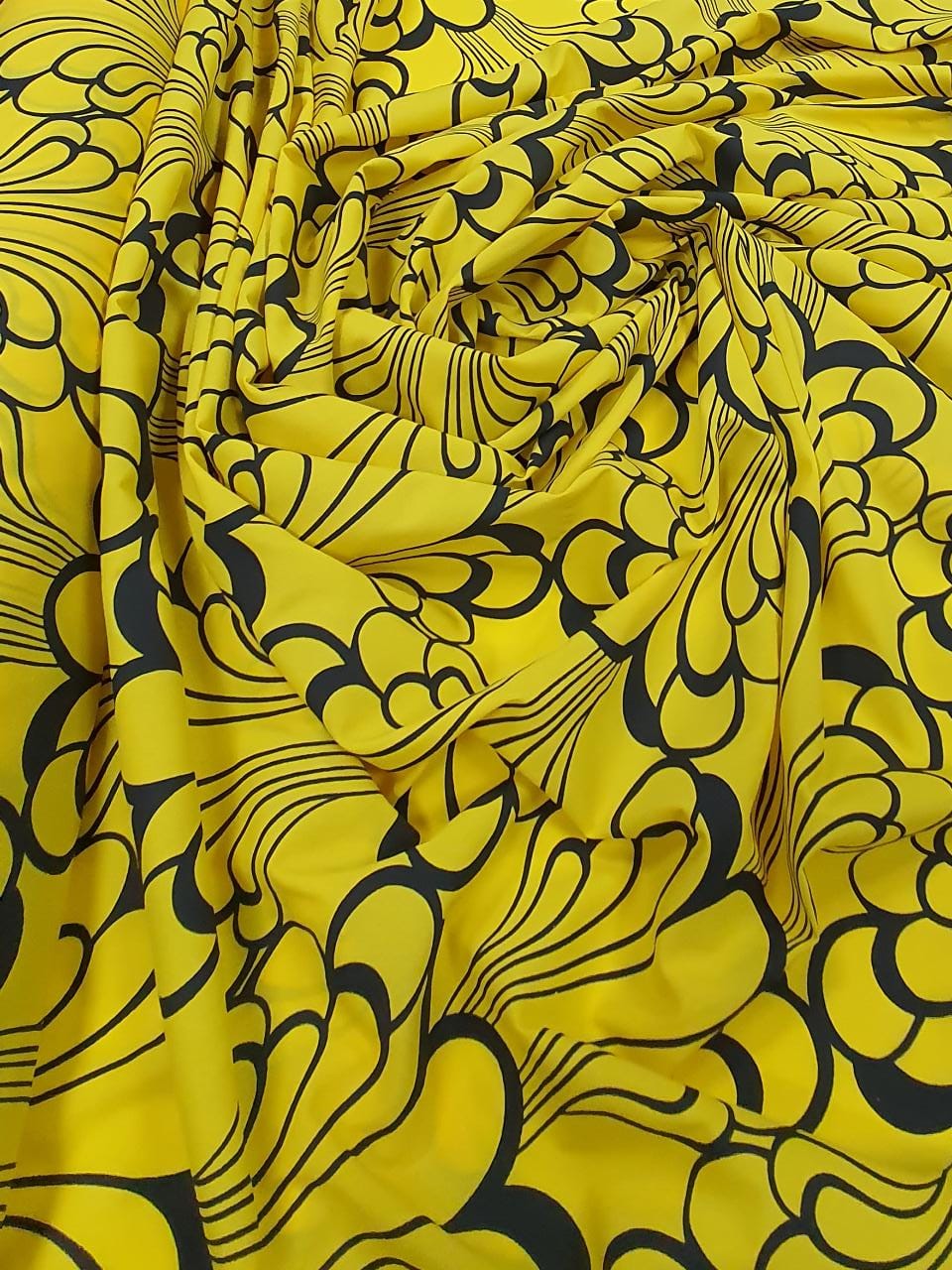 Crepe Haya Estampado Amarelo com Preto Com Leves Defeitos
