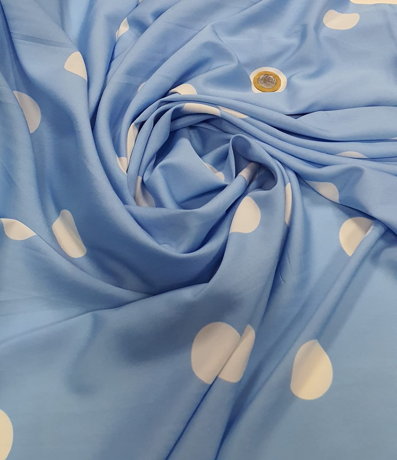 Crepe Haya Estampado Fundo Azul Serenity Poá Bola Grande Branca