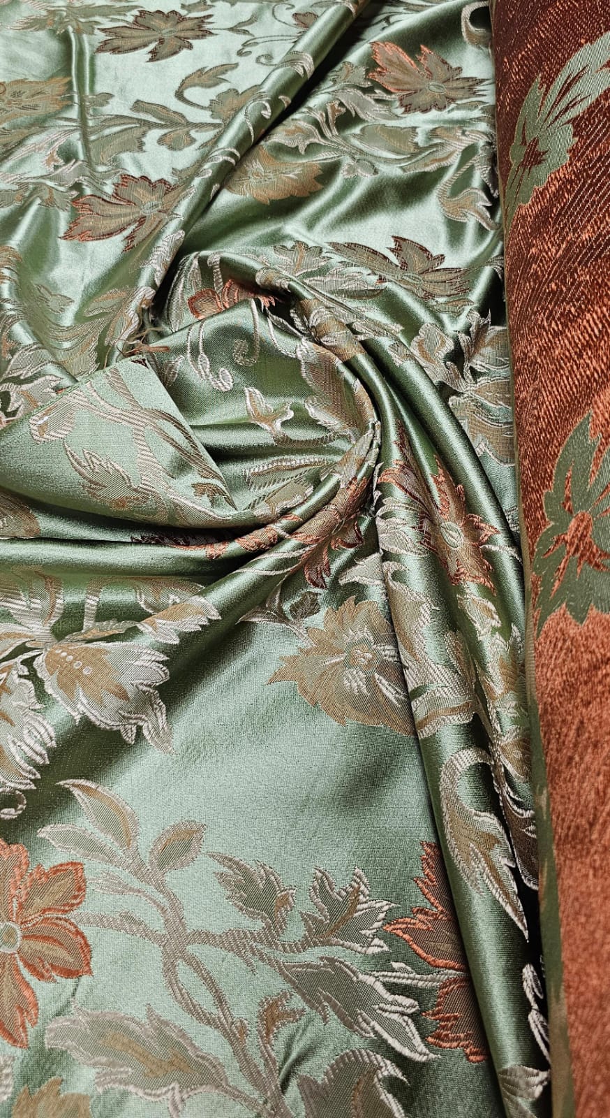 Jacquard Gobelem de Viscose Dupla Face Calux  Listrado Terracota com Floral Verde