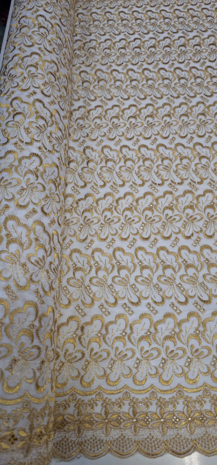 Layse Austríaca Branca  Bordada com Fio Metálico Dourado 