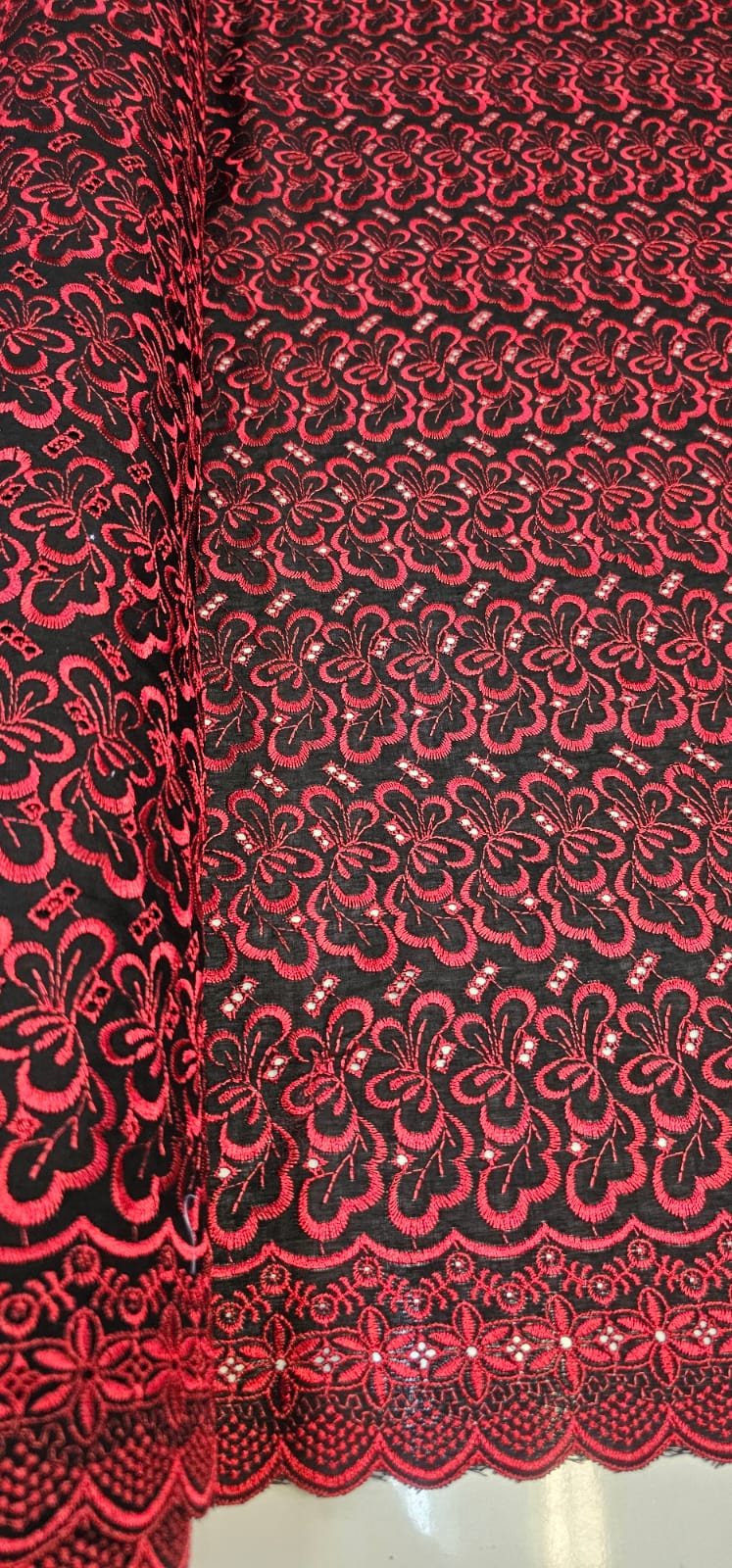 Layse Austríaca Fundo Preto Bordada com Vermelho