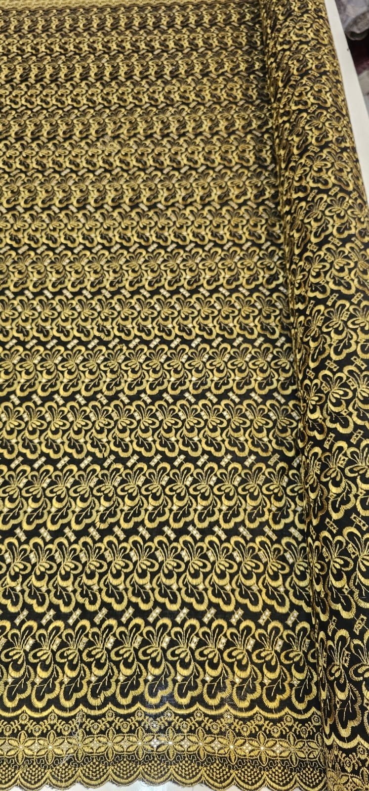 Layse Austríaca Preto Bordada com Fio Metálico Dourado  