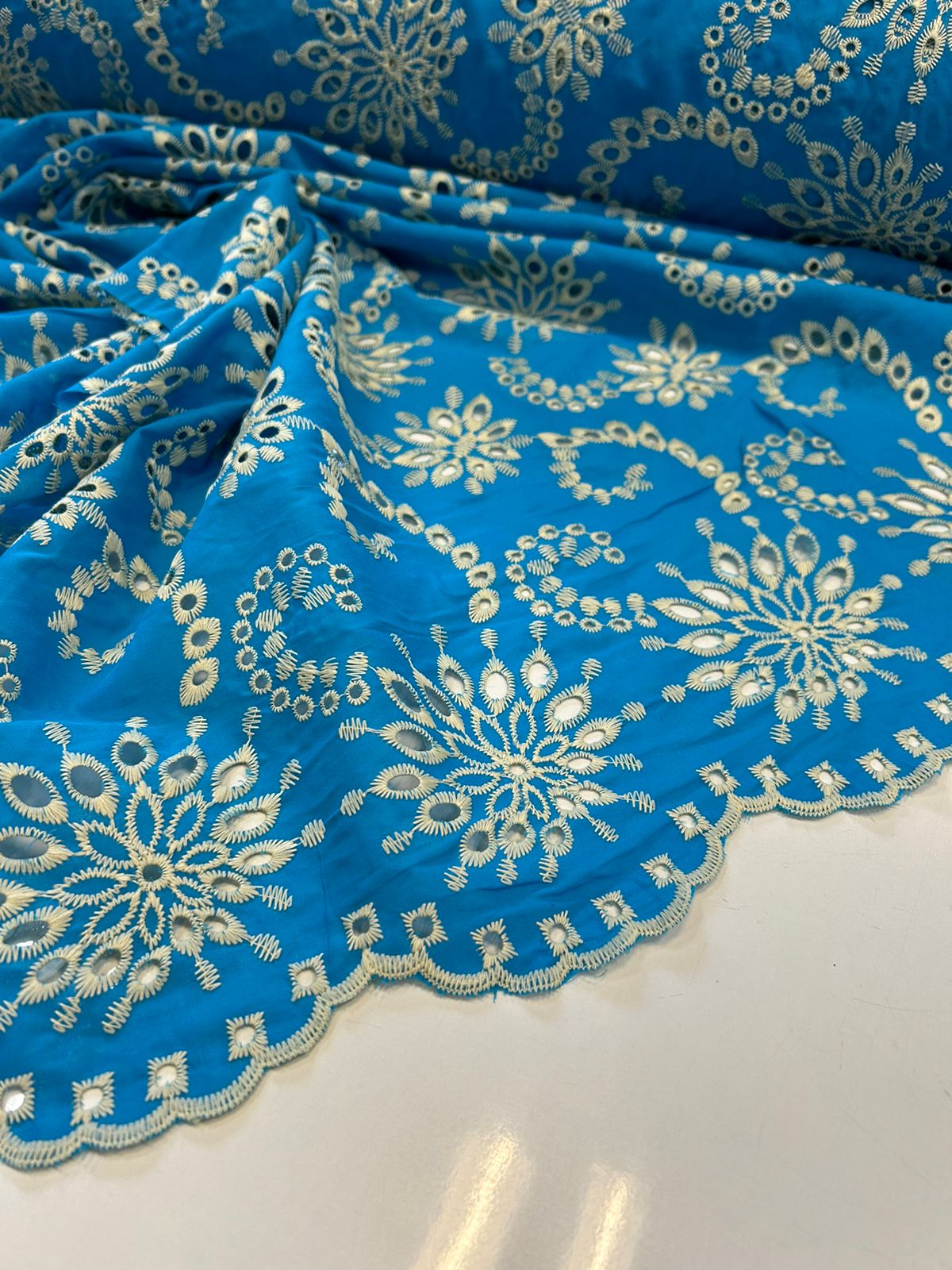 Layse Bordada Bicolor Fundo Azul Turquesa com Bordado Creme Modelo N42