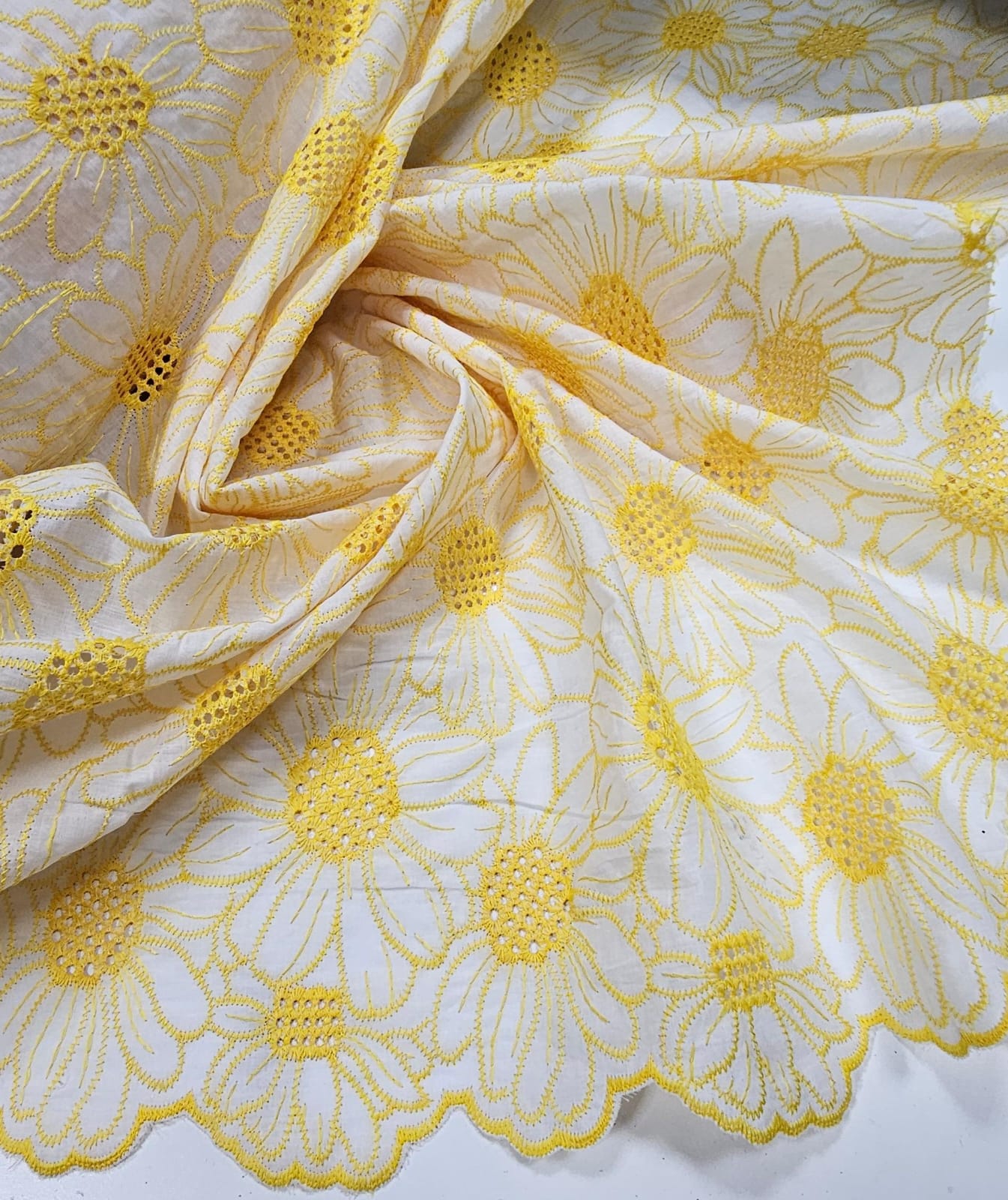 Layse Bordada Bicolor Margaridas Fundo Branco com Bordado Amarelo