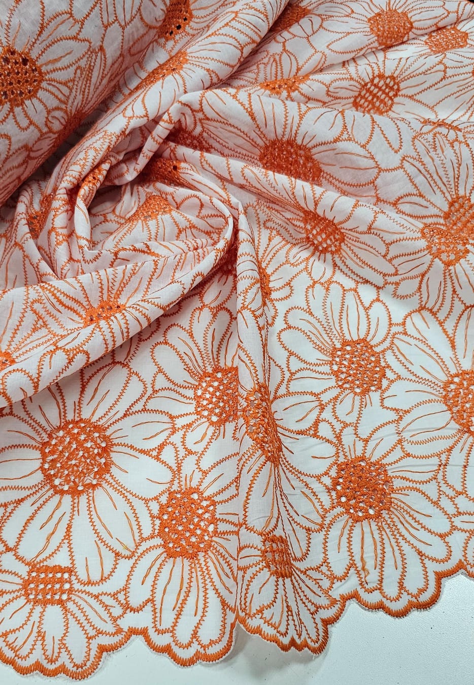 Layse Bordada Bicolor Margaridas Fundo Branco com Bordado Laranja