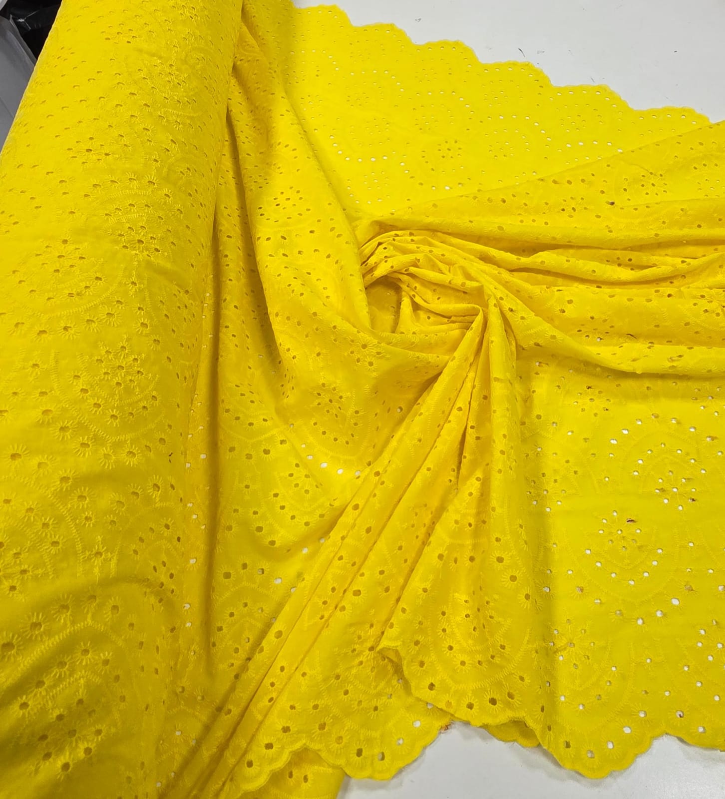 Layse Bordada Florença com Bico Amarelo Ouro