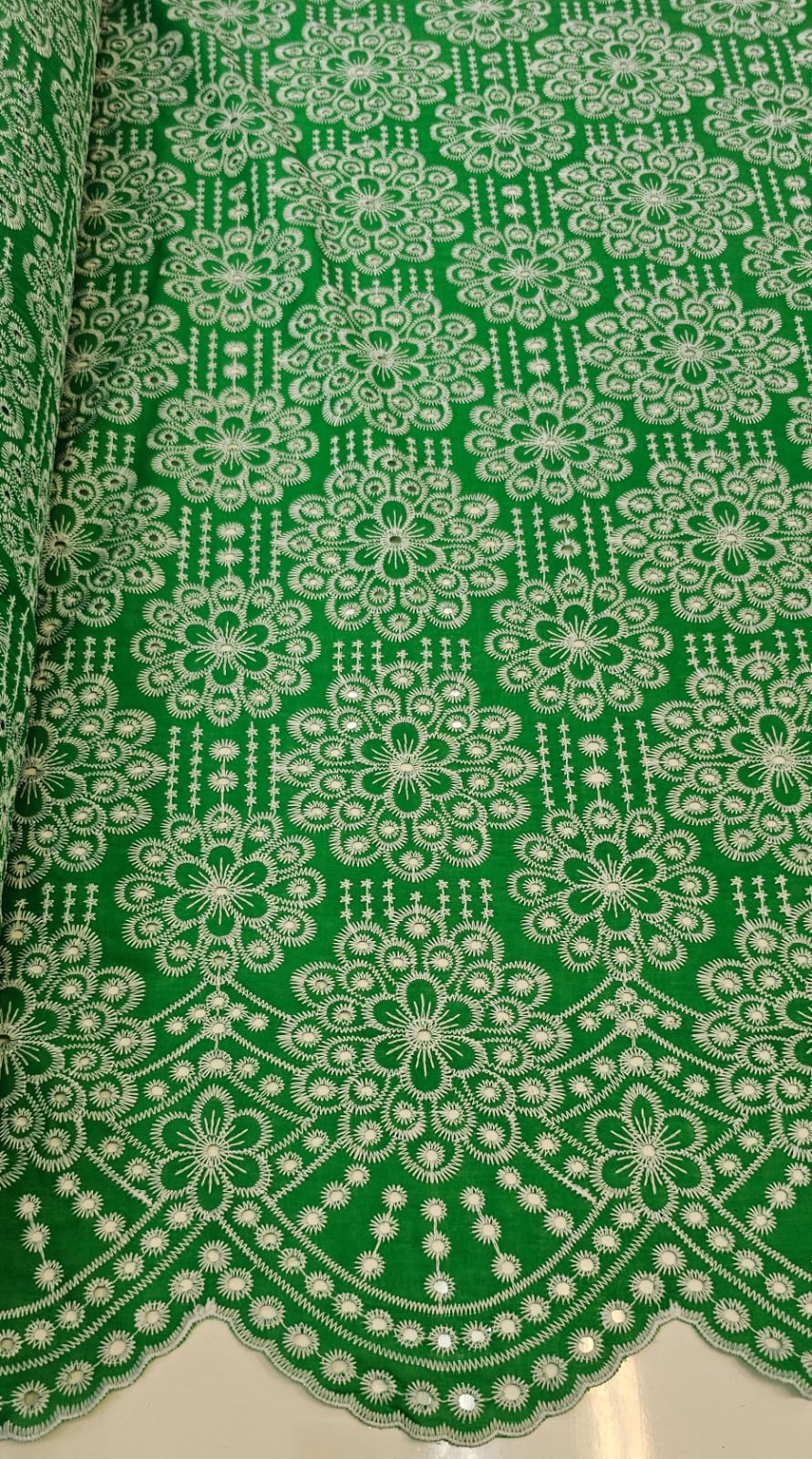 Layse Bordada Mandalas Fundo Verde Bordado Branco