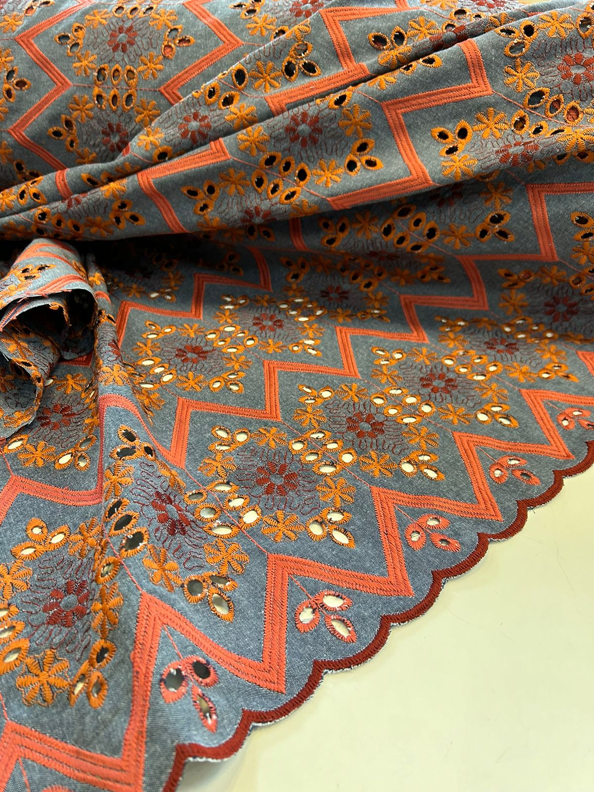 Layse Jeans Bordada Terracota com Coral