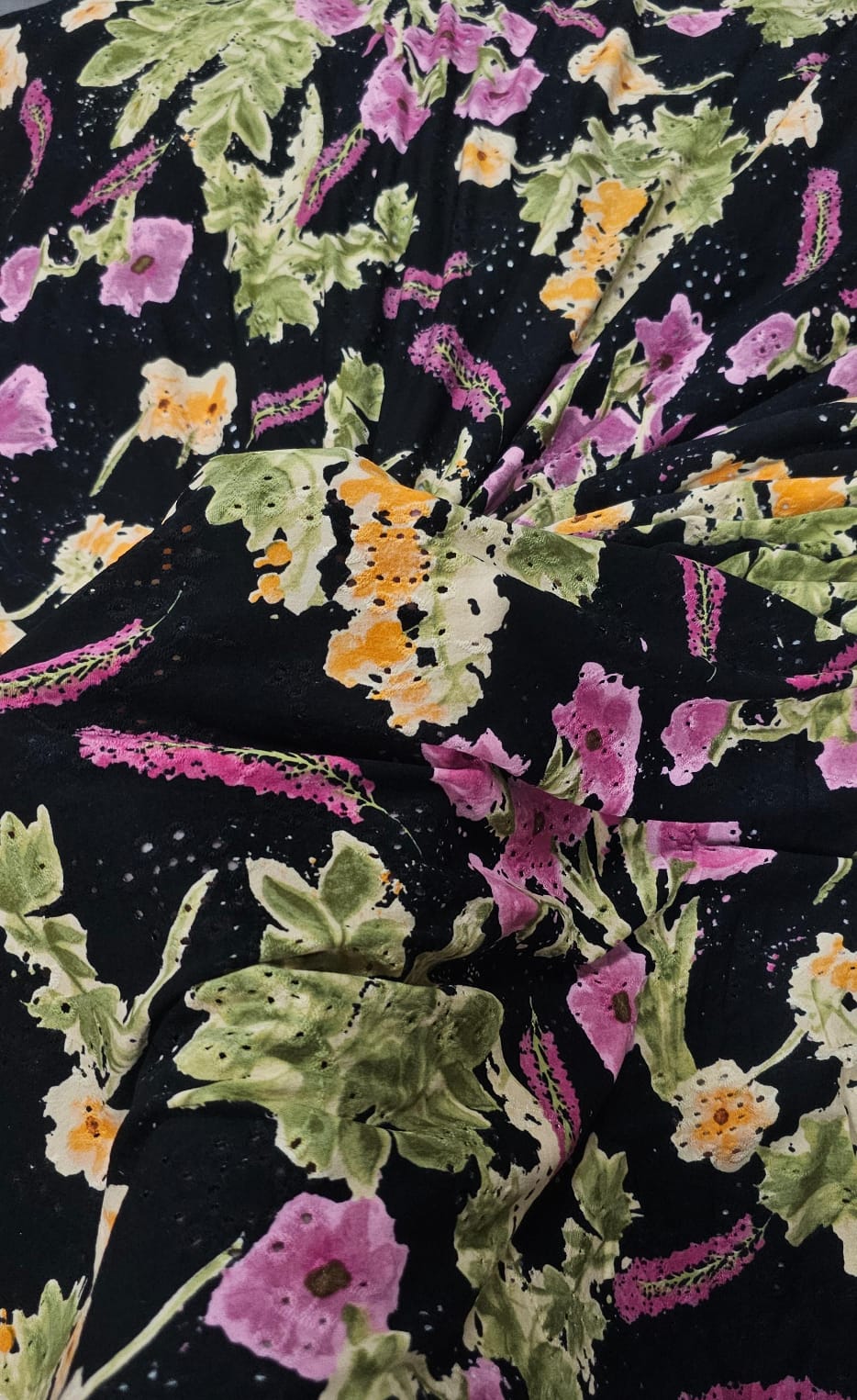 Malha Layse Estampada Fundo Preto Flores Lilás e Verde