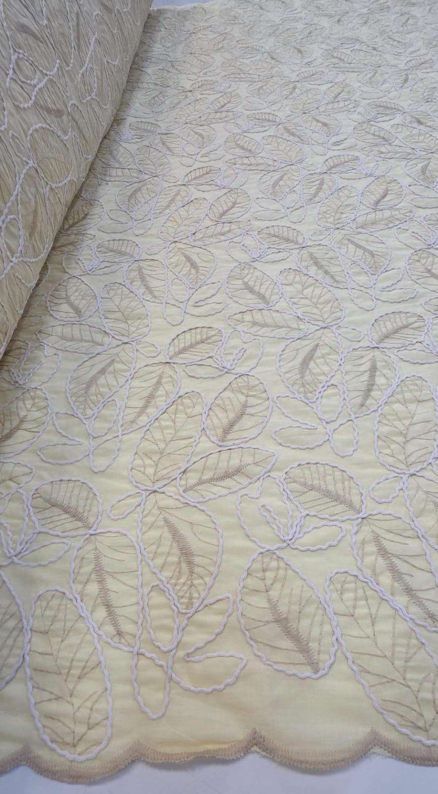 Cambraia de Algodão Bordado Cordonê Bicolor Folhagens Amarelo