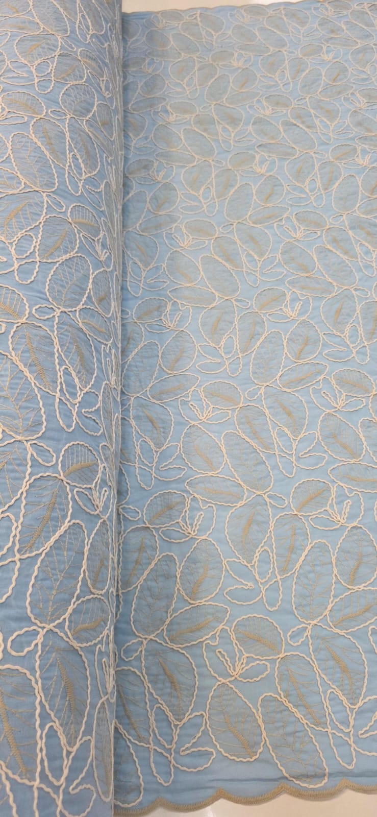 Cambraia de Algodão Bordado Cordonê Bicolor Folhagens Azul