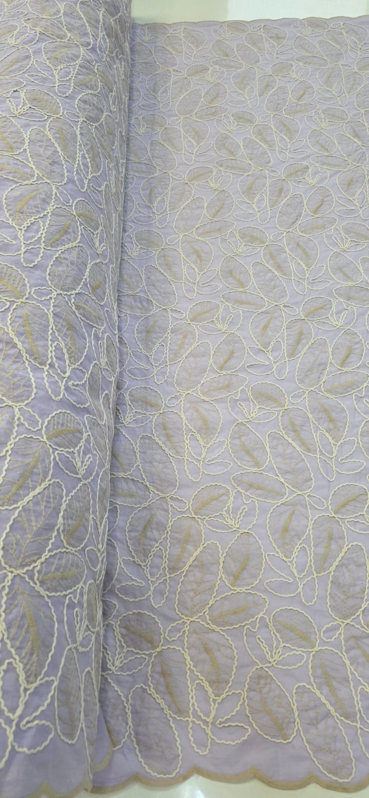 Cambraia de Algodão Bordado Cordonê Bicolor Folhagens Lilás
