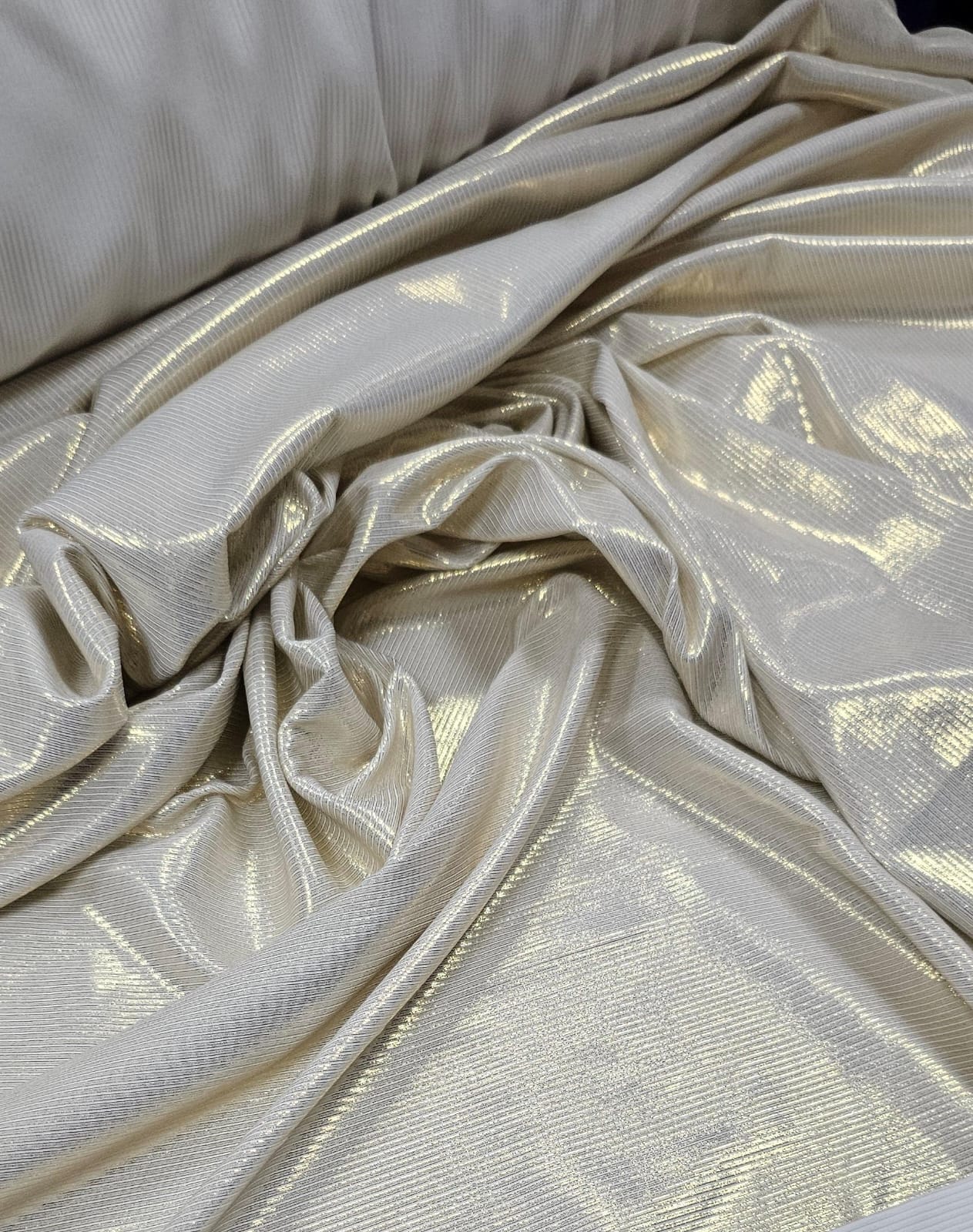 Malha Glow Branco com Dourado