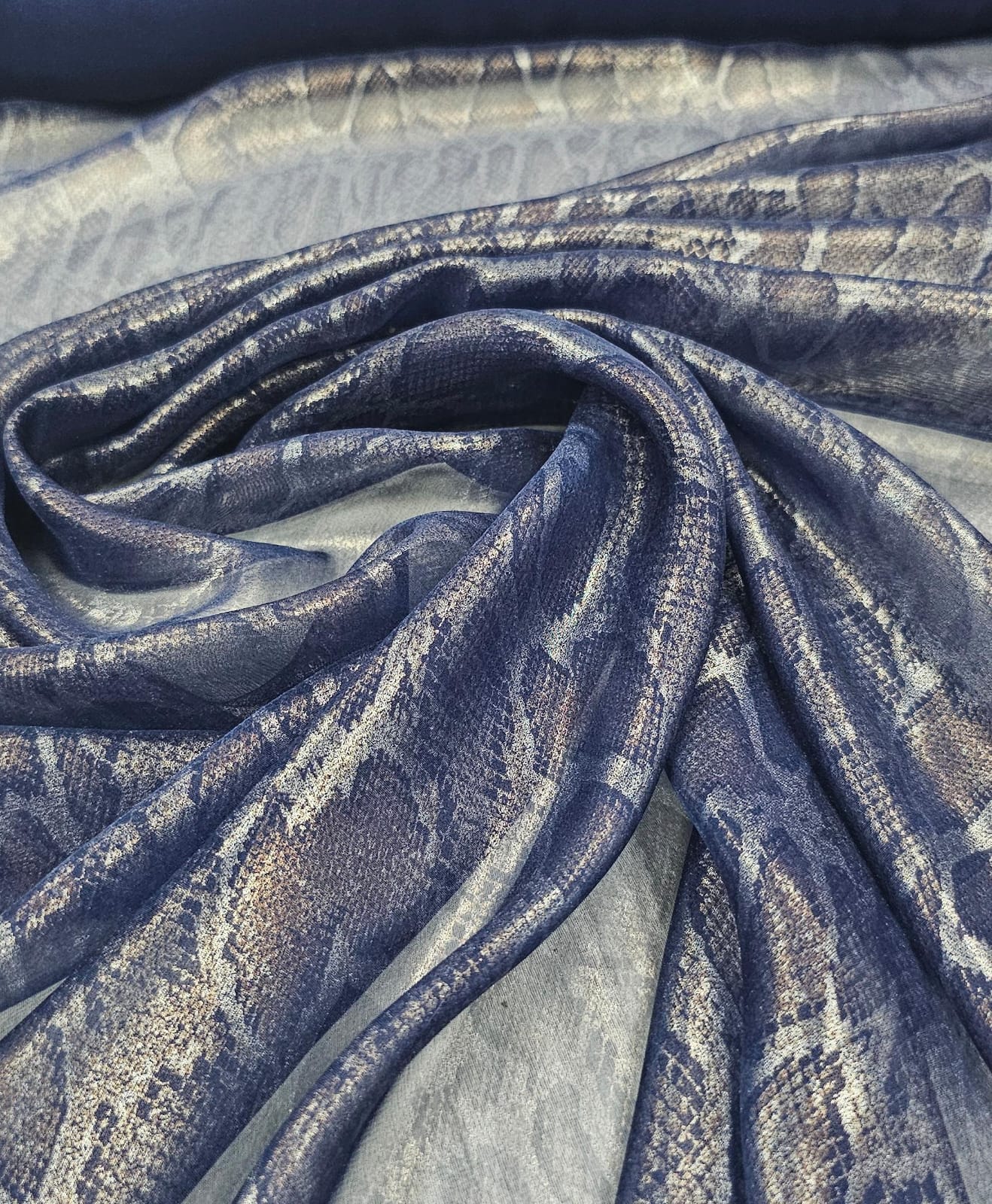 Mousseline Palha de Seda com Foil Snake Azul Marinho