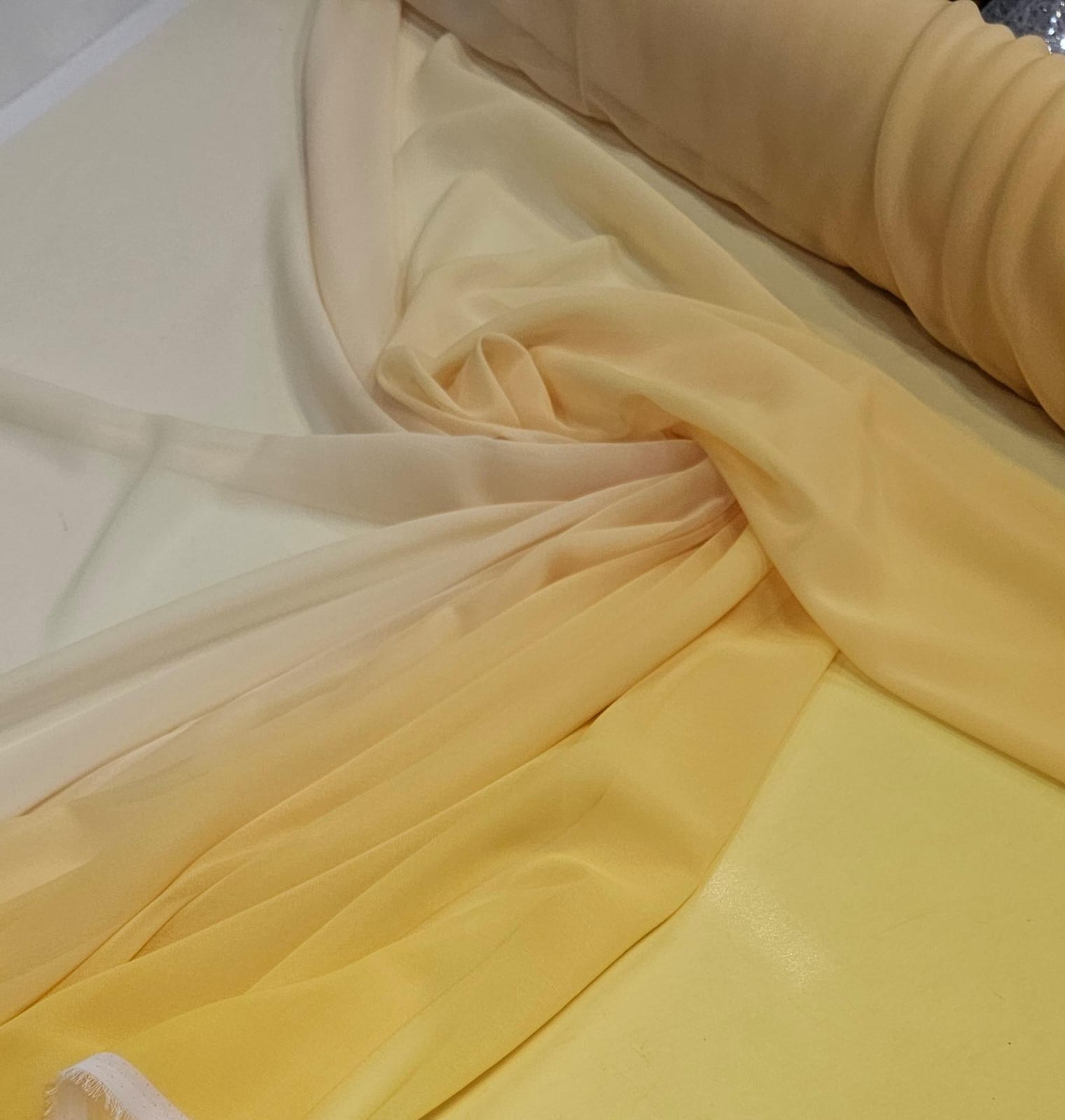 Mousseline Toque de Seda Degradê Amarelo Ouro com Amarelo Claro