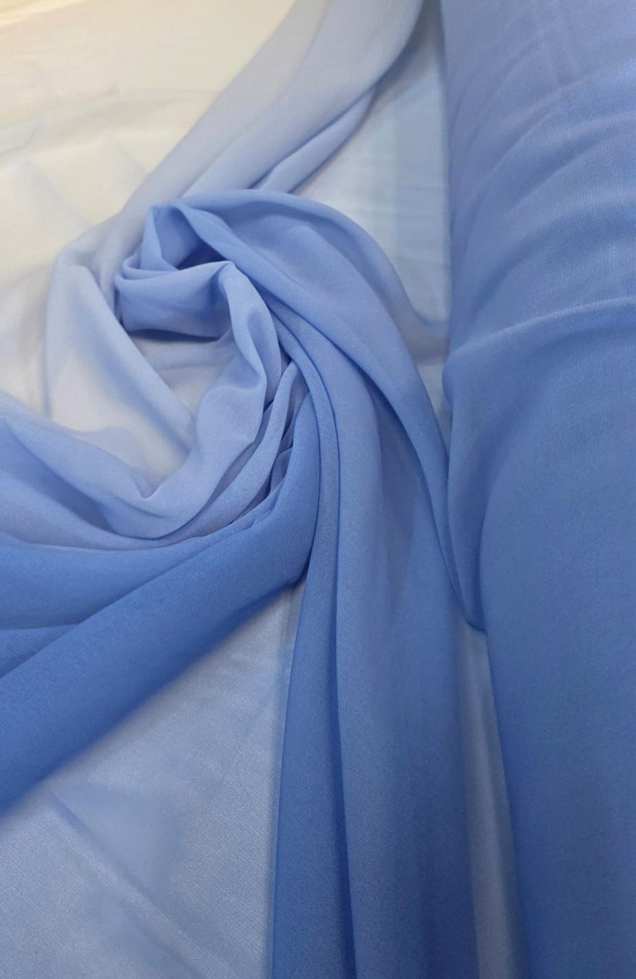 Mousseline Toque de Seda Degradê Azul Celeste com Azul Bebê 