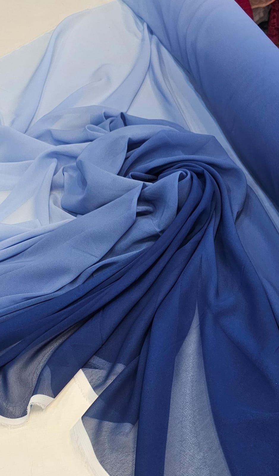 Mousseline Toque de Seda Degradê Azul Marinho com Azul Serenity