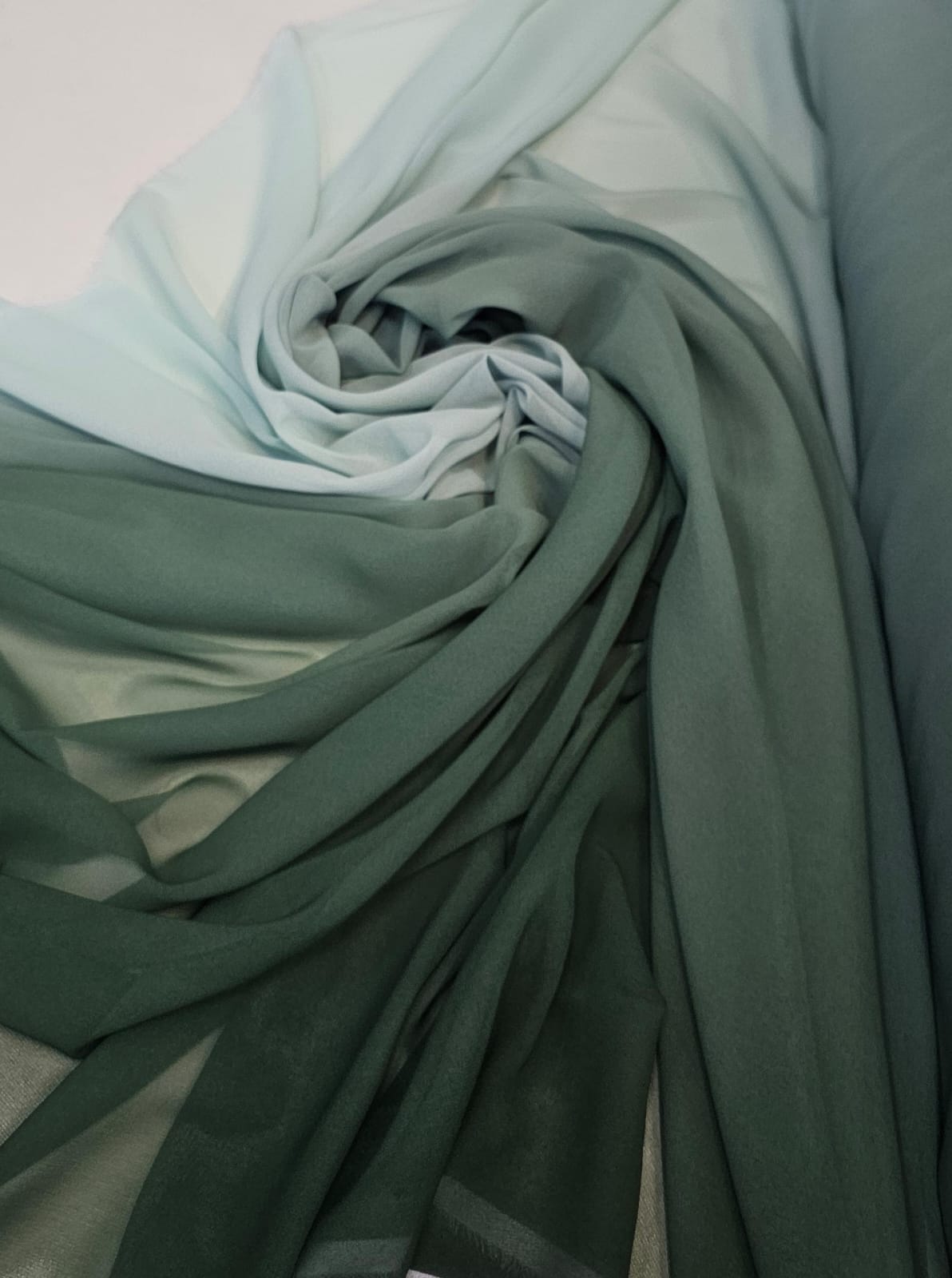Mousseline Toque de Seda Degradê Verde Floresta com Verde Água