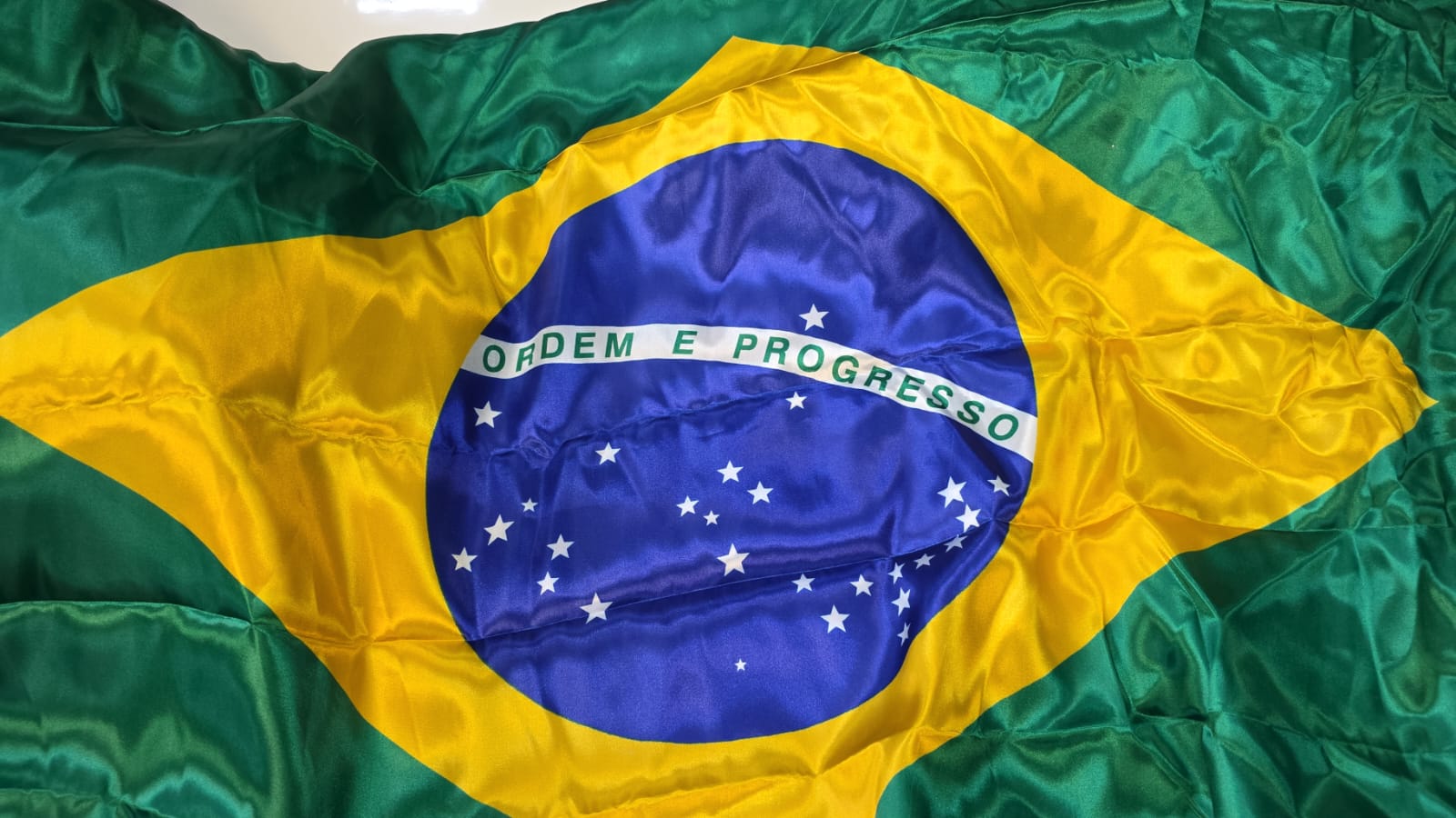 Bandeira do Brasil em cetim grande amassada (LD) Comprimento 1,50 m x Largura 0,90 cm ( 5 unidades)