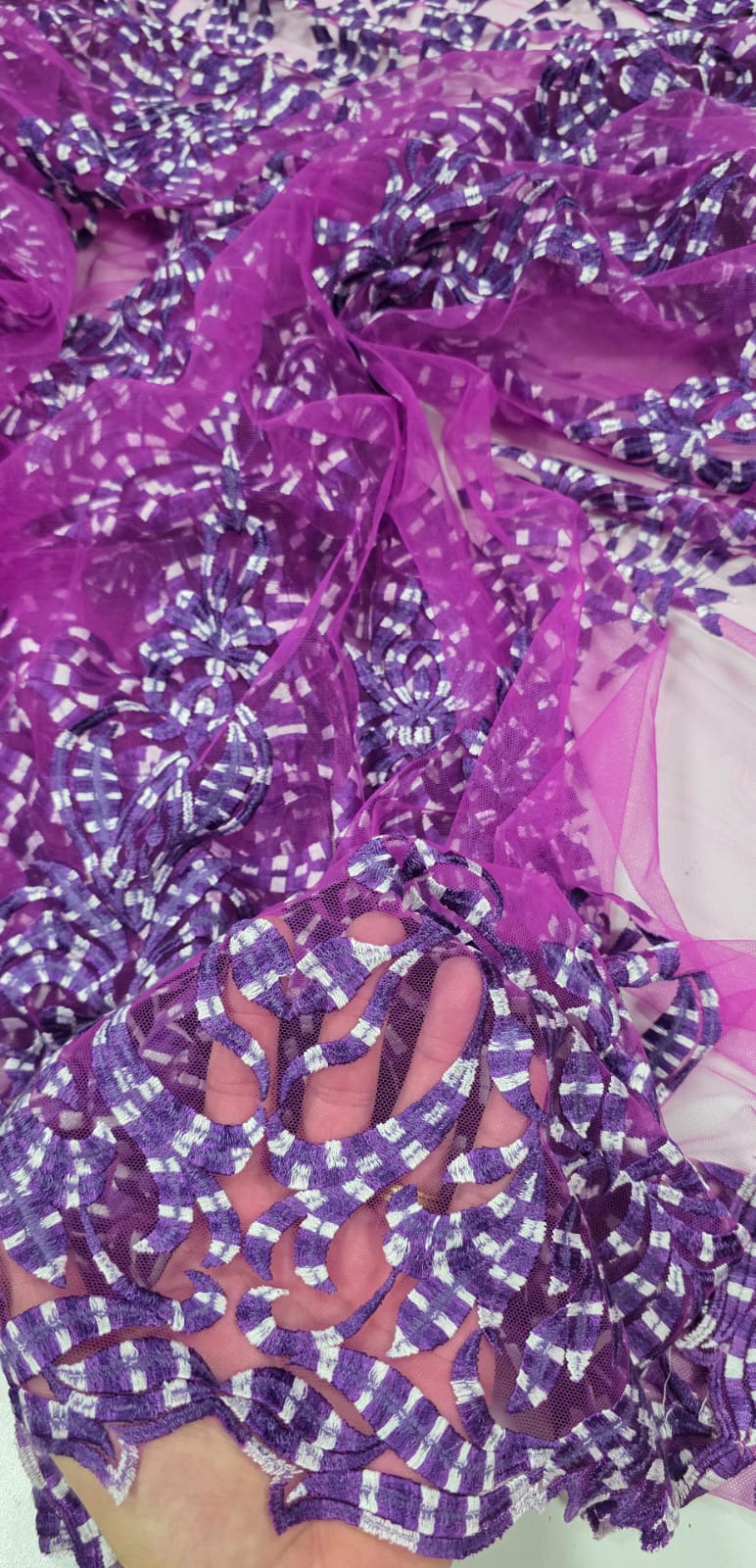Bordado barrado bicolor roxo com branco - Comprimento 3 m x Largura 1,35 m