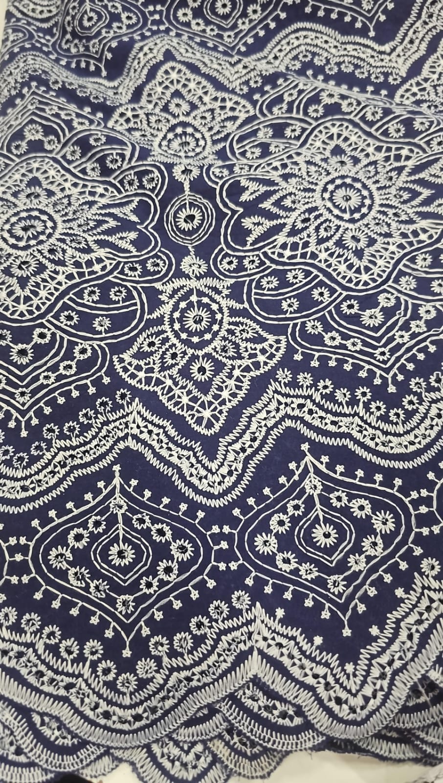 Cambraia bordada étnica azul - Largura 1,40 m x Comprimento 1,30 m 