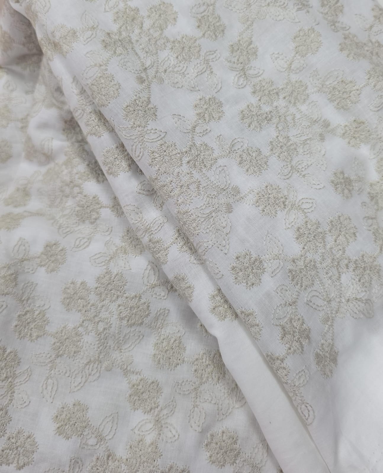 Cambraia Bordada fundo branco com bordado kaki   - Comprimento 2 m x Largura 1,30 m