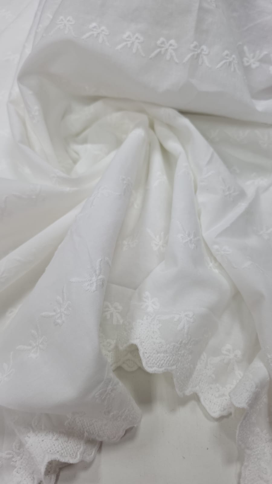 Cambraia Bordada Laços com Bico- Comprimento 1,90 m x Largura 1,40 m 