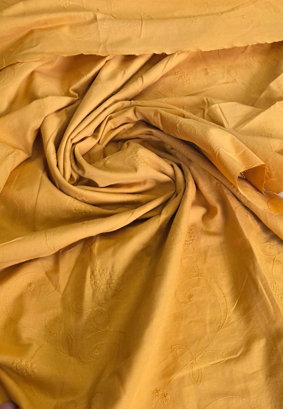 Cambraia bordada mostarda 100% algodão  - Comprimento 2 m x Largura 1,45 m