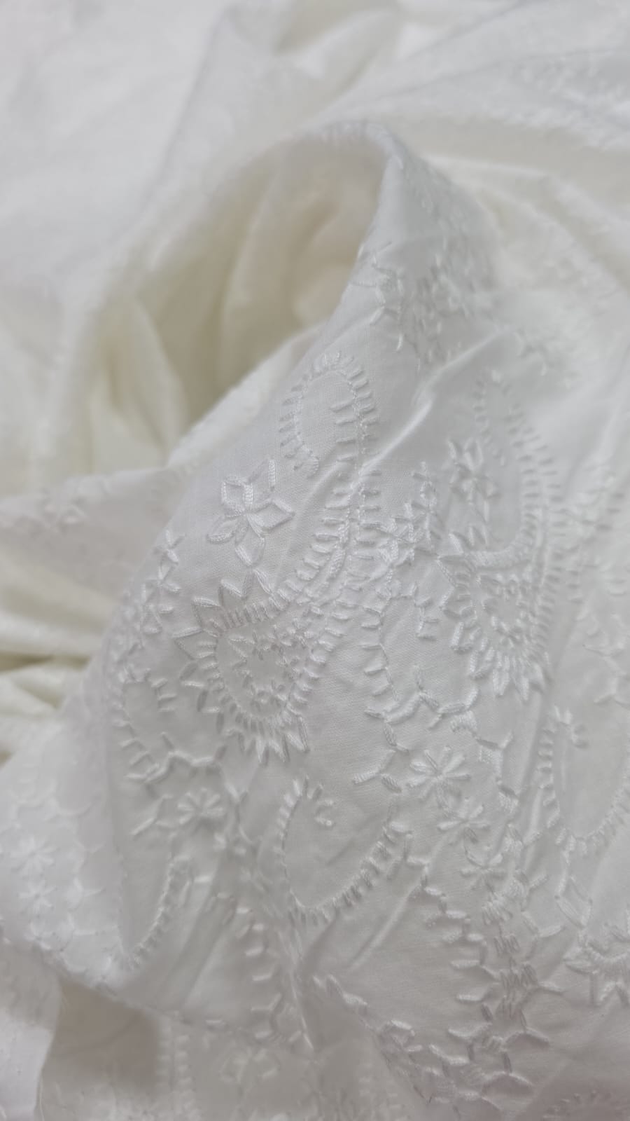 Cambraia bordada pesada cachemire Roma premium (leves sujeiras) off white  - Comprimento 2,80 m x Largura 1,40 m