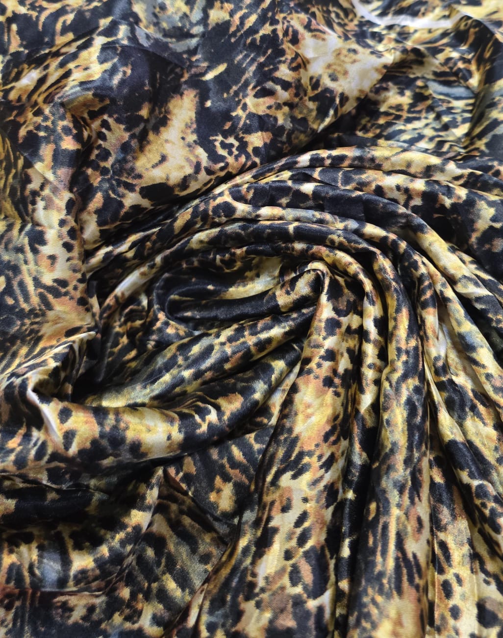 Cetim animal print com defeito na borda    - Comprimento 0,50 cm  x Largura 1,40 m