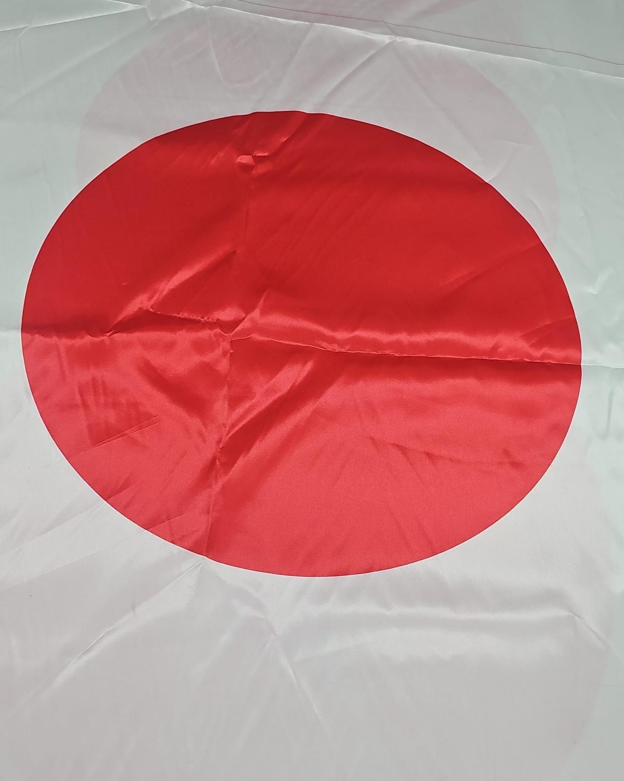 Cetim Bandeira do Japão com defeito (sombreado vermelho) Obs: 10 bandeiras sem os acabamentos nas laterais com média de 0.95 cm cada uma - Largura 1,47 x 10 bandeiras