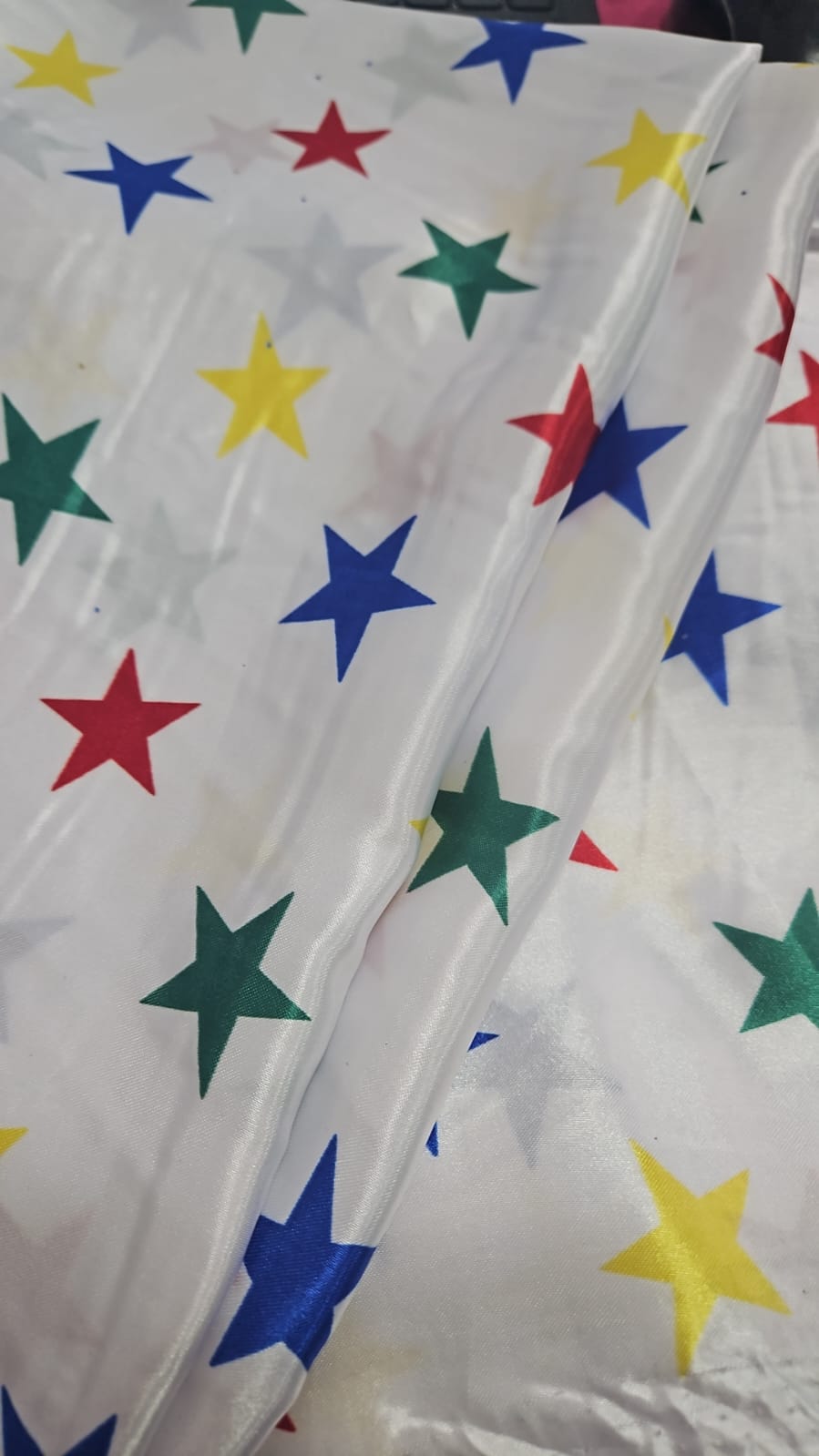 Cetim Estampado Fundo Branco Estrelas Coloridas - Largura 1,47 m x Comprimento 0,85 cm
