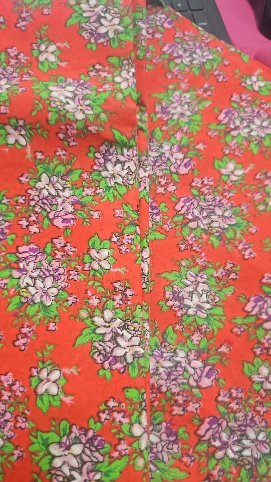 Chitão Estampado Fundo Vermelho com Florzinha Rosa- Comprimento 4,50 m x Largura 1,40 m