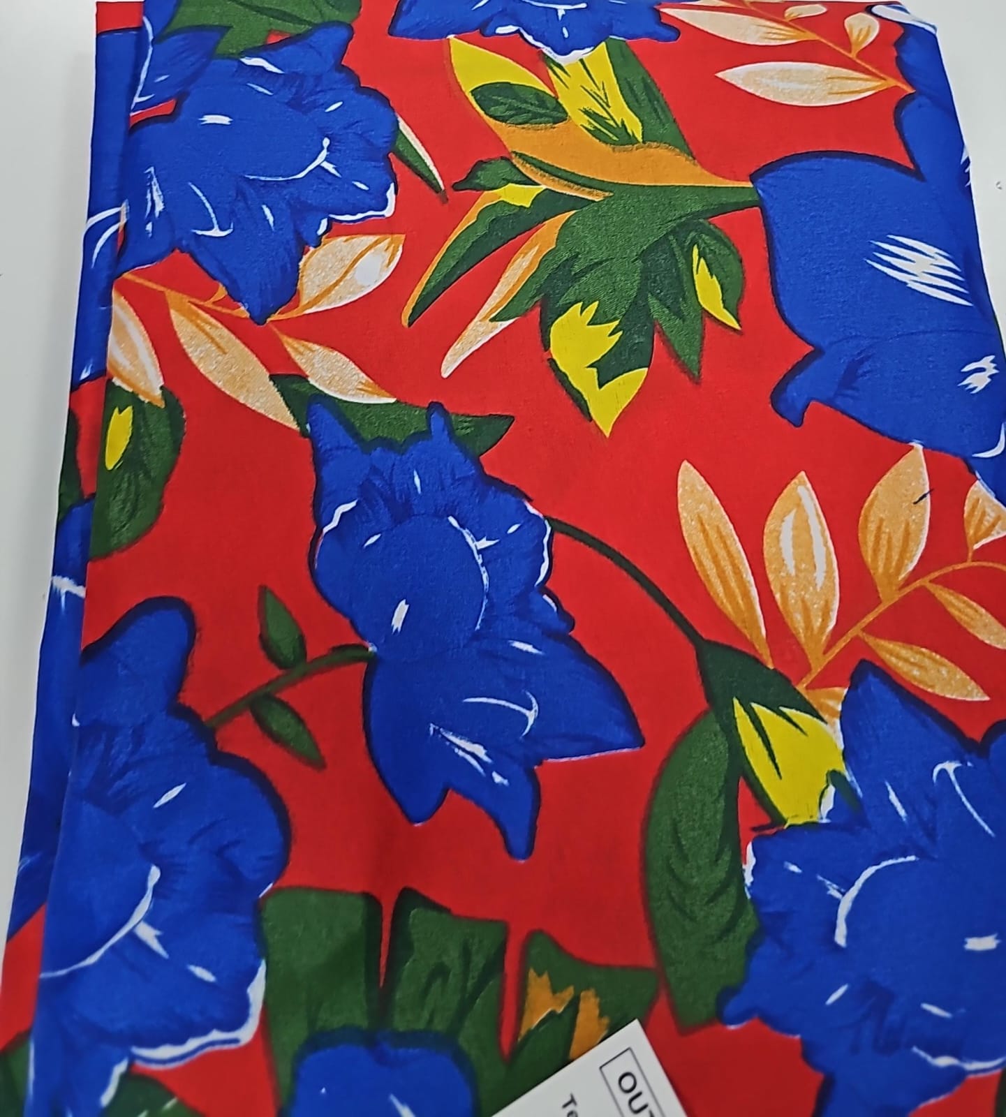 Chitao fundo vermelho flores azul - Largura 1,50 x Comprimento 3,25 m 
