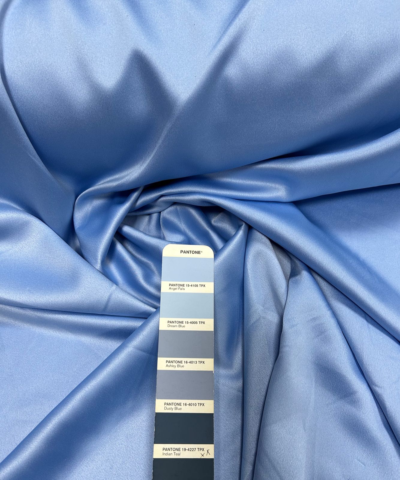 Crepe Amanda Liso Azul Serenity COM SUJEIRA e PEQUENO RASGO  - Largura 1,50 m x Comprimento 1M