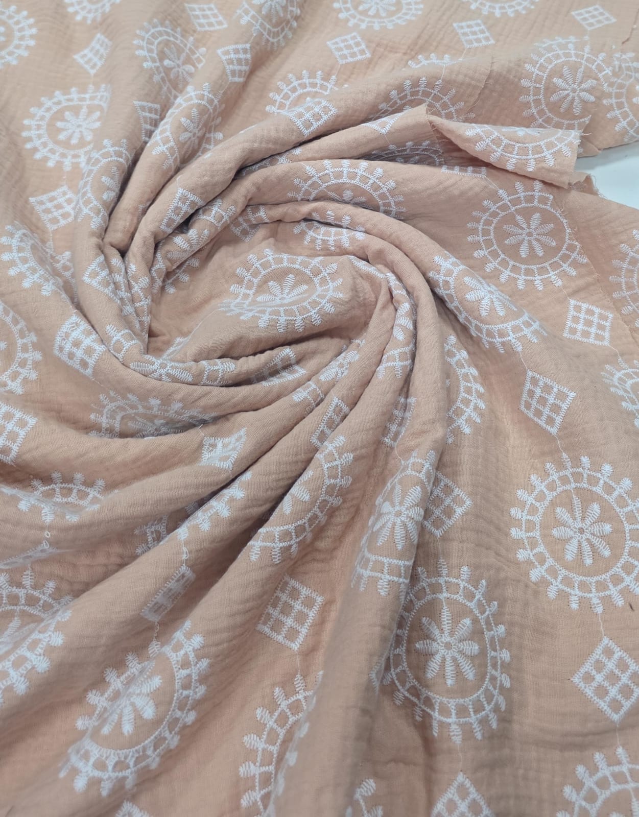 Crepe Bordado Fundo Rose - Comprimento 2,40 m x Largura 1,45 m -