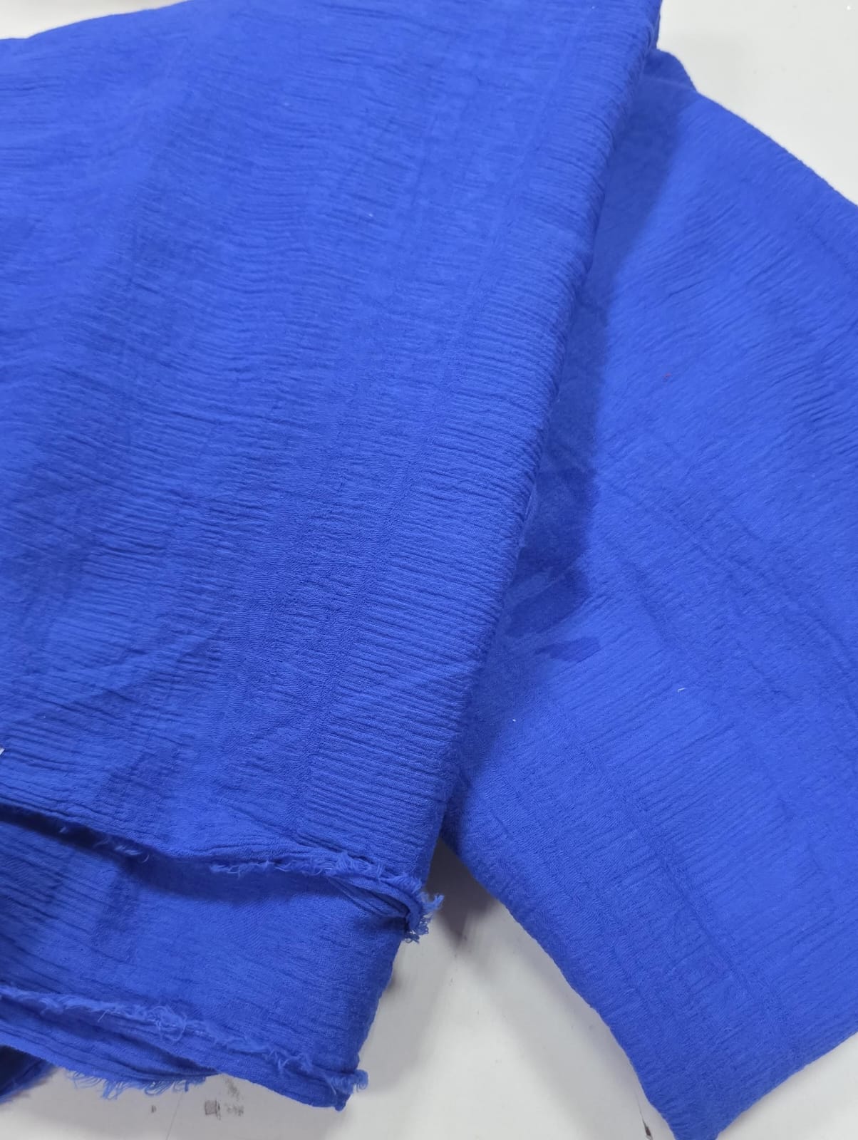 Crepe Gauze de algodão azul royal COM MANCHA - Comprimento 2,40 m x Largura 1,50 m 