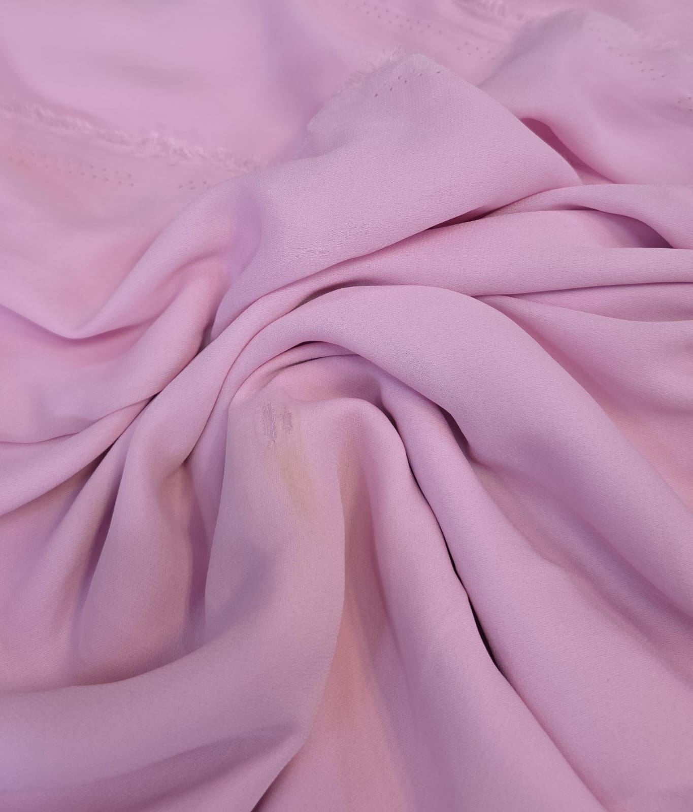 Crepe georgete rosa bebe (com um pequeno rasgo no centro) - Comprimento 3 m x Largura 1,47 m 