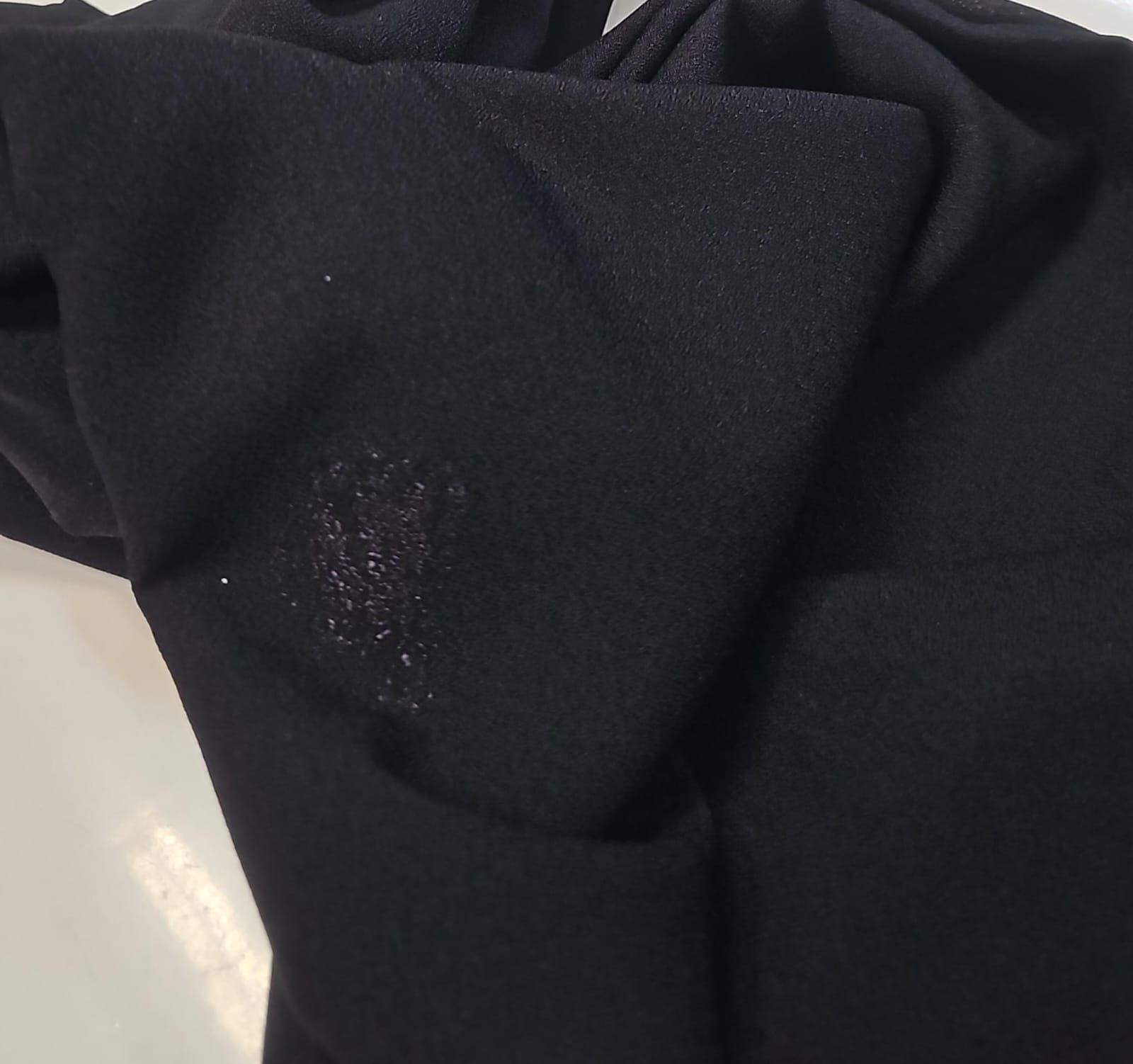 Crepe mirela preto com pequena sujeira- largura  1,50 m x Comprimento 1,40,00