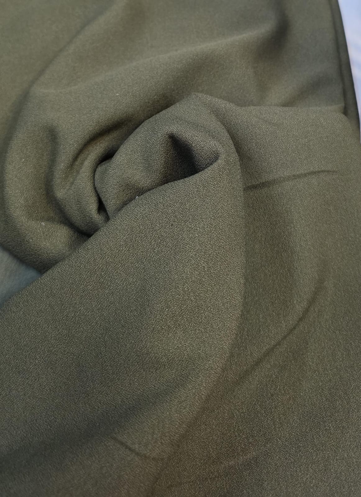 Crepe mirella verde militar- Comprimento 2,40 m x Largura 1,50 m  