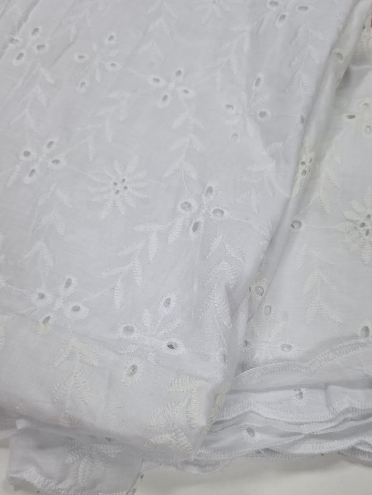 Layse branca com leves manchas - Comprimento 1,30 m x Largura 1,30 m