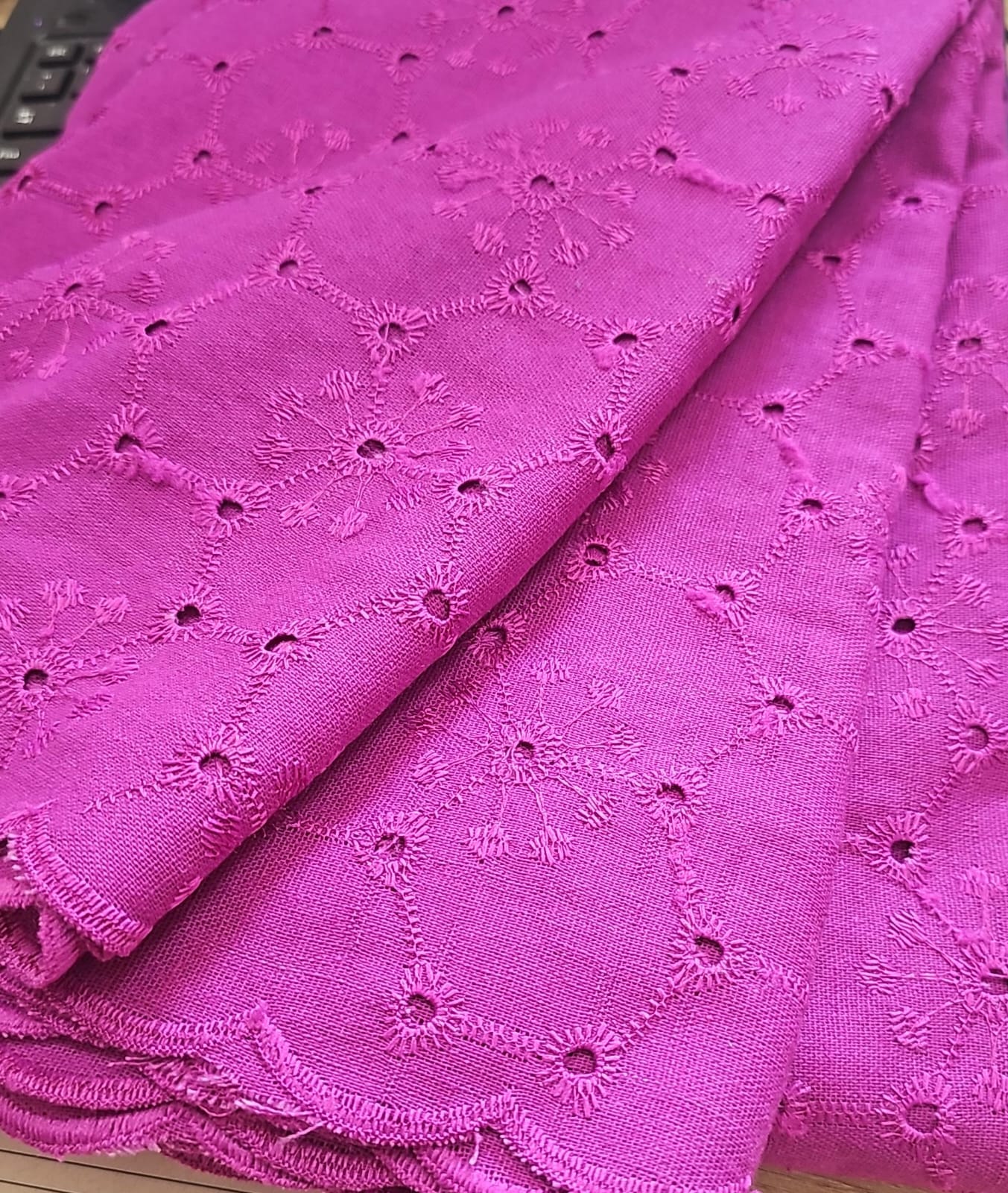 Linho bordado fucsia - Largura1,50 m x Comprimento 2,40 m 